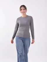 Remera básica de manga larga color gris, con cuello redondo y corte ajustado.