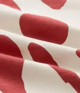 Remera masculina de algodón color coral, corte comfort, cuello redondo y manga corta. Estampa abstracta con texto en el frente.