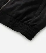 Campera marrón con cierre frontal, cuello inglés, bolsillos laterales y bajo con elástico. Presenta detalles de recortes en la parte superior. Marca Marfinno.