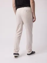 Pantalón de vestir color beige con finas rayas verticales, de corte recto y tiro medio.