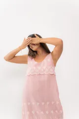 Camisón musculosa celeste con bordado de flores blancas en el escote y ruedo.