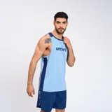 Musculosa de training celeste con cuello y laterales en azul marino. Logo de Umbro estampado en el pecho.