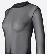 Blusa de tul transparente color negro, con cuello alto y mangas largas.