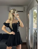 Vestido corto blanco con escote off-shoulder, mangas cortas abullonadas y cintura elastizada.