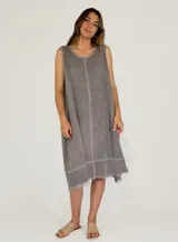 Vestido blanco de lino, corte recto, sin mangas y largo midi con ruedo desflecado.