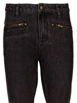 Pantalón de jean negro de tiro medio, corte skinny, con bolsillos delanteros con cierre y ruedo desflecado.