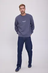 Buzo azul marino de manga larga y cuello redondo, con estampado frontal que dice "Originals Studio brought to you by Jack&Jones designed in Copenhagen".
