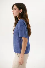 Blusa color crudo de lino con cuello redondo y mangas cortas.