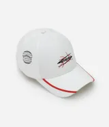 Gorra blanca de sarga con ala corta y detalle de tela lateral. Presenta estampa bordada con la palabra "STATIC" en el frente y un diseño de globos terráqueos bordados en el lateral. Ajuste trasero con hebilla.