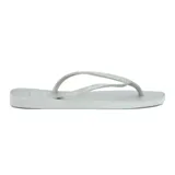 Chinelas plateadas con plataforma lisa y tiras finas con glitter.