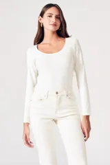 Remera blanca de algodón y elastano, de corte ajustado y mangas largas con cuello redondo.