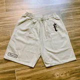 Bermuda color beige de gabardina de algodón con cintura elástica, corte amplio y bordado con logo en una pierna.