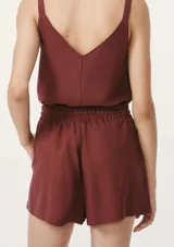 Short de lino color lila con cintura elastizada y cordón ajustable.