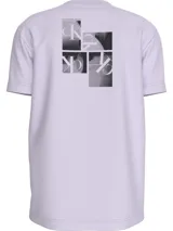 Remera lila de manga corta con cuello redondo y logo estampado en el pecho.