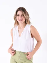 Blusa blanca sin mangas con escote en V.