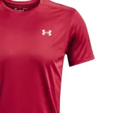Remera deportiva Under Armour color rojo, de corte clásico, mangas cortas y cuello redondo. Confeccionada en tejido suave y ligero que absorbe el sudor y cuenta con tecnología antiolor.