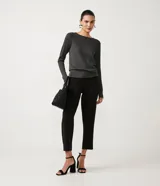 Suéter de punto color verde, con cuello barco, mangas largas y textura acanalada.