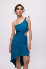 Vestido largo rojo de algodón y lino, con un hombro descubierto, bretel fino con lazo, recorte en la cintura y falda asimétrica con volados.