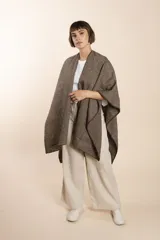 Ruana marrón con terminación de crochet hecho a mano, confeccionada en lana fina sin teñir. Diseño exclusivo de Don Baez, hecha 100% en Uruguay.