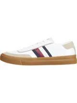 Zapatillas de cuero color blanco con detalles en azul marino, rojo y beige. Presentan paneles con mezcla de texturas, suela cupsole y detalle distintivo en el lateral.
