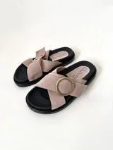 Sandalias negras con tiras cruzadas de cuero vacuno y estampado animal print, hebilla metálica y suela de goma.