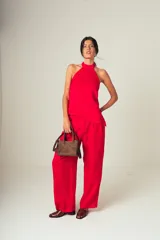 Top blanco con cuello halter y corte asimétrico.