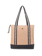 Cartera tipo shopper azul con diseño capitoneado y base negra. Tiene correas bitono, cierre de nylon con tirador textil, logo metálico, bolsillos interiores y compartimento acolchado para laptop.