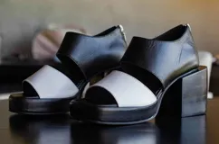 Sandalias de cuero negras y blancas con plataforma y taco cuadrado. Cierre trasero con cremallera.