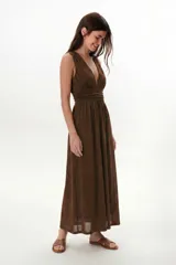 Vestido largo de fiesta color marrón oscuro con brillo, escote pronunciado en V y frunces en la cintura.