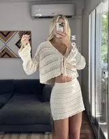 Torerita de crochet color crudo, con mangas largas y cordón para atar en el delantero. Talle único.