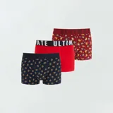 Pack de tres bóxers para hombre, uno liso color rojo, uno azul marino con estampado de porciones de pizza y otro bordó con estampado de botellas de cerveza y llamas.