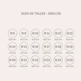 Anillo de plata 925 con una piedra central de cuarzo rosa, tallada en forma ovalada y engastada en un bisel simple.