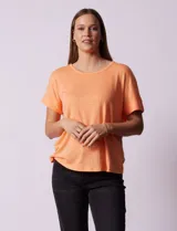 Remera color durazno con textura y espalda con aplique de botones.