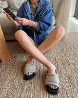 Sandalias negras de cuero vacuno con plantilla anatómica.