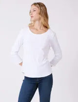 Remera de algodón negra de manga tres cuartos y cuello redondo.