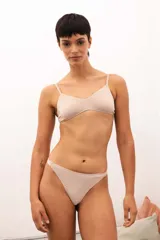 Vedetina color piel, de corte bajo y confeccionada en microtul.