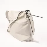 Bandolera de cuero sintético color blanco con textura granulada, cierre superior con cremallera, correa larga regulable y herrajes plateados.