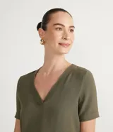 Blusa color verde militar de poliéster con escote en V y mangas cortas.
