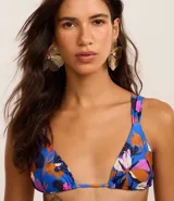 Top de bikini triangular fruncido con estampado floral colorido, breteles anchos paralelos y lazo en la espalda. Cuenta con rellenos removibles.