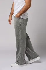 Pantalón de jean gris claro, corte amplio y tiro alto.