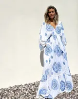 Túnica larga blanca con estampado de mandalas azules, escote en V y mangas largas.