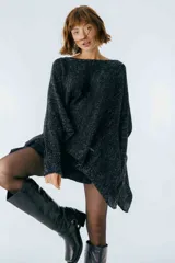 Poncho negro tejido en algodón, con moldería oversize y tajos en los laterales.