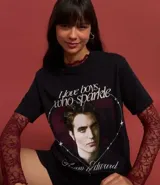 Remera negra de algodón con cuello redondo y mangas cortas. Estampado frontal con la frase "I love boys who sparkle", la imagen de Edward Cullen y la frase "Team Edward twilight".