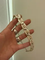 Choker con cuentas de perlas, diseño delicado y ajustable.