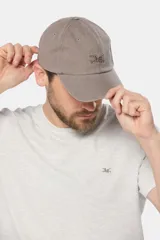 Gorra de béisbol azul marino de lona con visera curva y logo bordado en el frente.