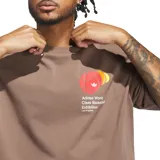 Remera marrón de corte holgado con estampado de una pelota de baloncesto y texto "Adidas World Class Basketball Exhibition Los Angeles".
