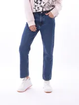 Jean de mujer modelo Mom, color azul oscuro, tiro alto y corte recto.