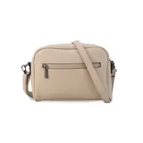 Bandolera rectangular color beige con paneles en diferentes tonos de marrón y beige. Tiene correa larga regulable, cierre superior y bolsillo trasero.