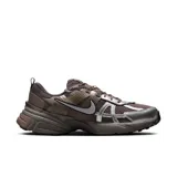 Championes Nike V2K Run color chocolate con detalles plateados.