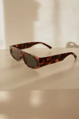 Lentes de sol con montura rectangular de carey y lentes oscuros con protección UV400.
